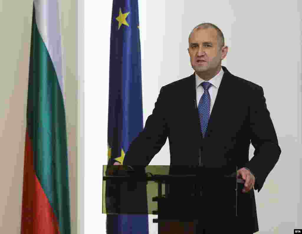 БУГАРИЈА / МАКЕДОНИЈА - Се очекува во втората половина на јуни да има напредок по прашањето за европскиот пат и почетокот на преговорите за членство на Северна Македонија во ЕУ, но дијалогот на највисоко работно ниво меѓу Софија и Скопје треба да продолжи што е можно поскоро, изјави денеска бугарскиот претседателот Румен Радев во Брисел, каде учествува на Самитот на Унијата.