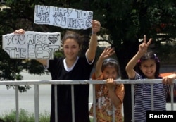Qytetarët festojnë dhe përshëndesin marinsat amerikanë nëpër Shkup, gjatë rrugës së tyre drejt kufirit me Kosovën, më 13 qershor 1999.