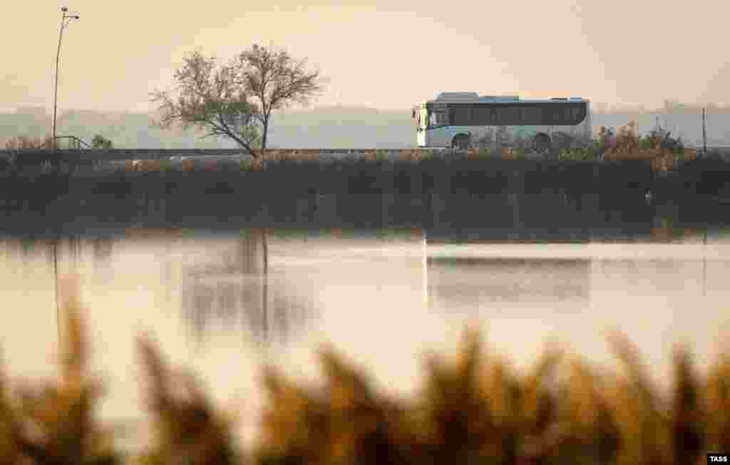Автобус на дороге, проложенной по дамбе между озерами Сакское и Тобе-Чокрак &nbsp;