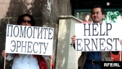 Demonstrație de protest în fața ambasadei Rusiei de la Erevan în sprijinul lui Ernest Vardanean, 11 mai 2010.