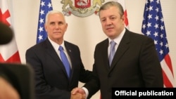 Вице-президент США Майк Пенс на встрече с премьер-министром Грузии Георгием Квирикашвили (справа). Тбилиси, 1 августа 2017 года.