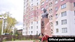 Советтер Союзунун Баатыры Жумаш Асаналиевдин эстелиги. Минск шаары, Беларус. 8-май, 2020-жыл.