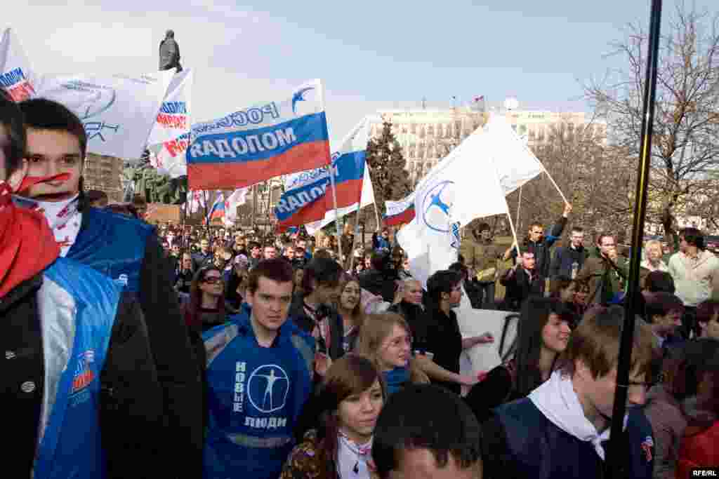 Вынос порабощенных политиков не ограничился местом, отведенным для митинга и превратился в стихийное шествие по Мытной улице. Милиция задержала, по разным источникам, от 8 до 30 человек