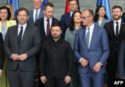 Міністр фінансів Німеччини та віцеканцлер, президент України Володимир Зеленський, канцлер Німеччини Фрідріх Мерц та інші члени кабінету міністрів обох країн позують для сімейного фото в Канцелярії в Берліні 14 квітня 2026 року