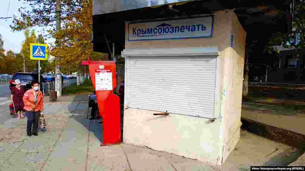Киоск на улице 60 лет Октября возле городской поликлиники №7 не работает последние несколько лет. До недавнего времени там продавали булочки