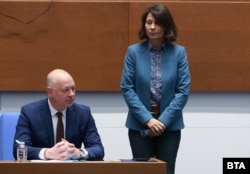  Елисавета Белобрадова връчва на премиера Росен Желязков директория с оставка на кабинета, 5 декември 2025 година 