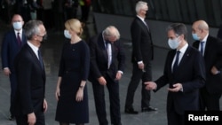Külügyminiszterek biztonságos távolságban: jobbra az amerikai Antony Blinken, balra Jens Stoltenberg NATO-főtitkár Brüsszelben