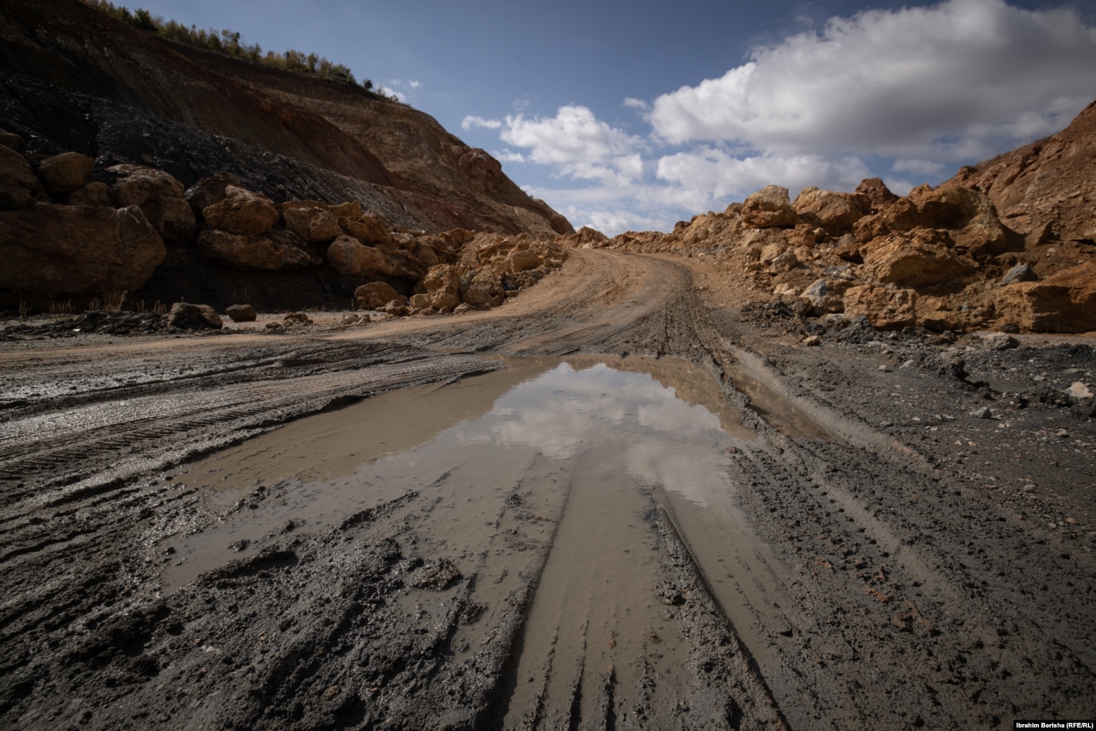 Një pjesë e një segmenti ende të pashtruar të autostradës.
