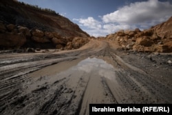 Një pjesë e një segmenti ende të pashtruar të autostradës.