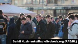 Вдень 31 березня біля ЦВК зібралося кілька десятків невідомих чоловіків спортивної статури