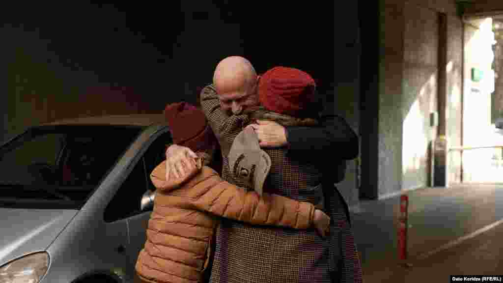 19 декабря — грузинский оппозиционер Зураб Джапаридзе обнимает жену и ребёнка после освобождения из тюрьмы. Он отбыл 7 месяцев за неявку на заседание спорной комиссии грузинского парламента. Фото: Илиа Ратиани / Грузинская служба Радио Свобода.