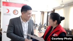 Кан тапшырганы келген Ош мэриясынын кызматкери. 27-февраль, 2019-жыл. 