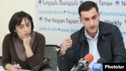 Сестра Артака Назаряна Цовинар Назарян и адвокат Мушег Шушанян на встрече с журналистами, Ереван, 29 октября 2012 г.