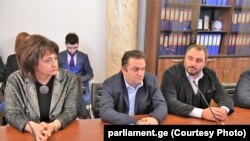 გედევან ფოფხაძე(შუაში) იურიდიულ საკითხთა კომიტეტის სხდომაზე. 2018 წლის 31 დეკემბერი
