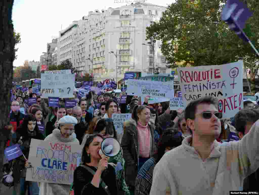 De-a lungul traseului, participanții s-au oprit și au scandat mesaje precum &bdquo;Libere, libere! Libere, puternice!&rdquo;.&nbsp;