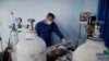Një mjek duke u kujdesur për një pacient me COVID-19, i shtrirë në kujdesin intensiv në Klinkën Infektive. Prishtinë, shtator 2021. 