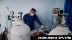 Një mjek duke u kujdesur për një pacient me COVID-19, i shtrirë në kujdesin intensiv në Klinkën Infektive. Prishtinë, shtator 2021. 