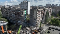 Спасатели на месте удара по жилому дому в Дарницком районе Киева, Украина, 14 мая 2026 года