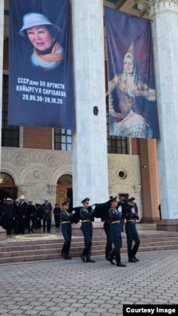Маркумдун сөөгүн алып чыгып бараткан аскерлер. 22-октябрь 2026-жыл