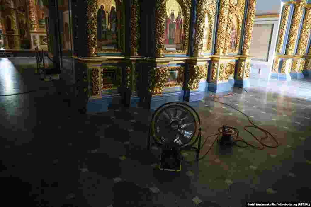 «Усередині Успенського собору розташовано п'ять теплових гармат. Вони невеликої потужності, подають тепло на вентилятори, вентилятори розсіюють його по приміщенню. Таким чином воно просушується від вологості», – розповів Радіо Свобода Олександр Хорунжий, заступник начальника Управління комунікації ДСНС України
