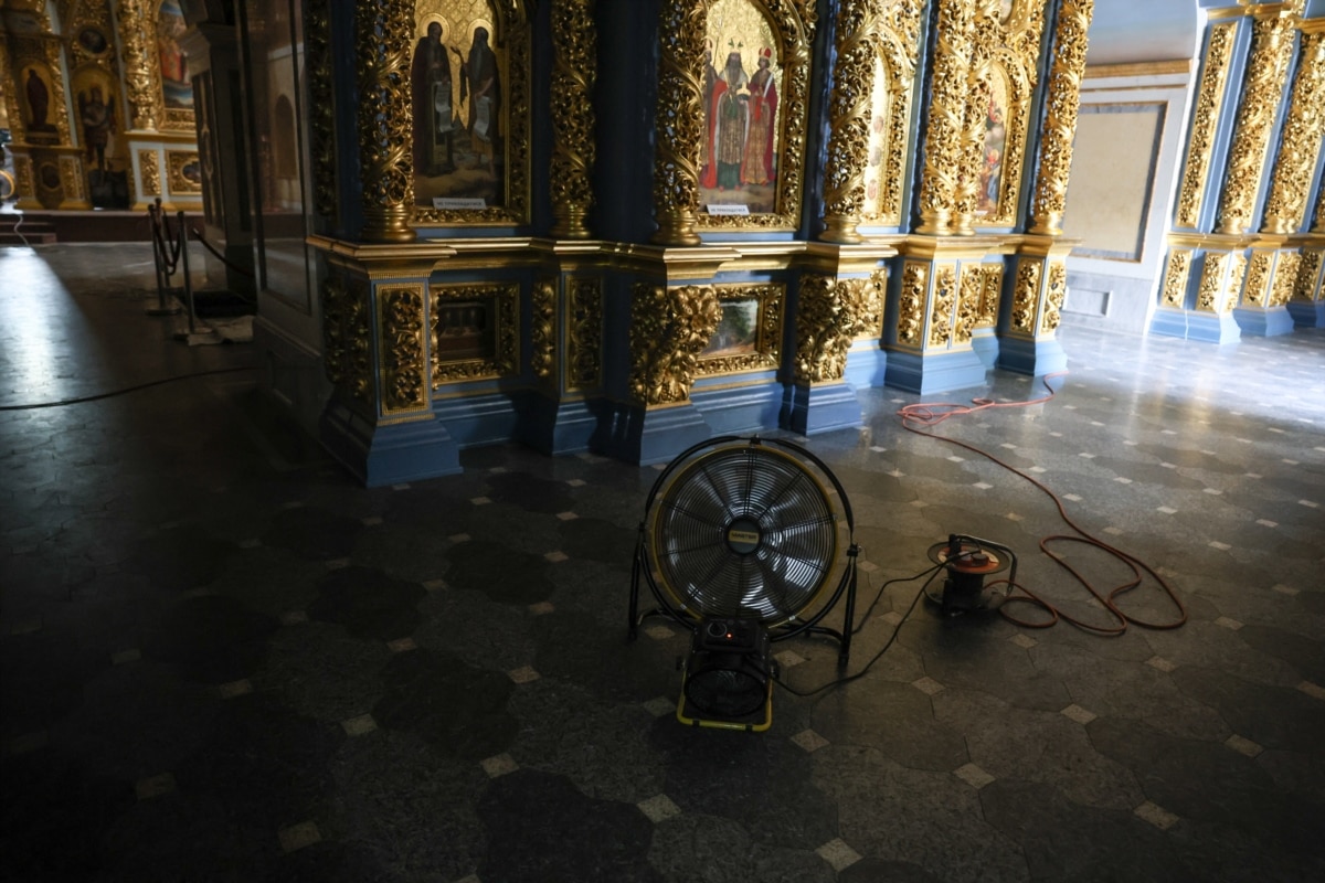 «Усередині Успенського собору розташовано п'ять теплових гармат. Вони невеликої потужності, подають тепло на вентилятори, вентилятори розсіюють його по приміщенню. Таким чином воно просушується від вологості», – розповів Радіо Свобода Олександр Хорунжий, заступник начальника Управління комунікації ДСНС України
