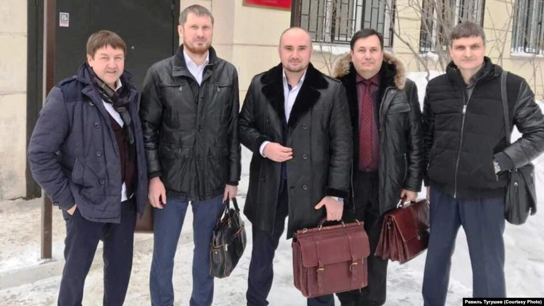 Равиль Тугушев (второй справа) и группа адвокатов по делу "экстремистских" толкований Корана. Архивное фото. 31 января 2019 года после заседания суда в Самаре 