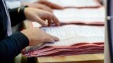 Një komisioner duke numëruar votat në Qendrën e Numërimit në Prishtinë. Fotografi nga arkivi. 