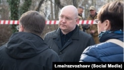 Российский глава Севастополя Михаил Развожаев у домов, пострадавших от падений осколков сбитого БпЛА, 6 марта 2026 года