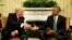 Barack Obama amerikai elnök a Fehér Házban fogadja Donald Trump megválasztott elnököt 2016. november 10-én.