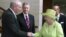 Regina Elisabeta a Marii Britanii și un fost comandant IRA dau mâna într-un gest simbolic de reconciliere, Lyric Theatre, Belfast, 27 iunie 2012