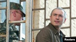 Российский бизнесмен Михаил Ходорковский выходит из здания суда. Москва, 12 августа 2013 года.