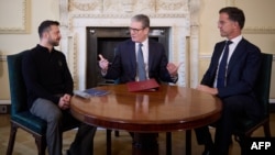 British Prime Minister Keir Starmer (center) meets with Ukrainian President Volodymyr Zelenskiy (left) and NATO Secretary-General Mark Rutte in London on October 10.