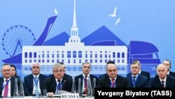 Астанадағы Сирия бейбіт келіссөзіне қатысып жатқан Ресейдің бойынша арнайы уәкілі Александр Лаврентьев (ортада). Нұр-Сұлтан, ақпан айы 2021 жыл.