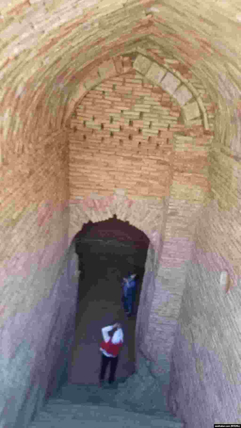 Вход в одну из двух подземных водохранилищь. Гидротехническое сооружение местные назыают сардоб.