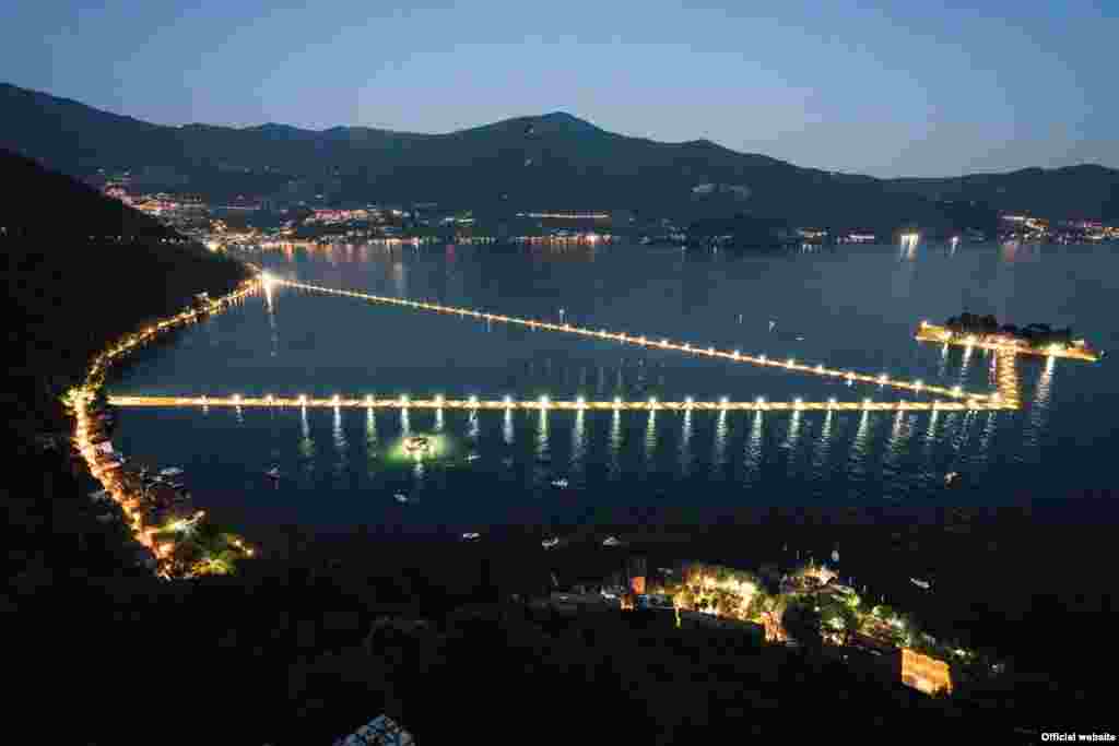 The Floating Piers Project, noaptea (Foto: Wolfgang Volz).