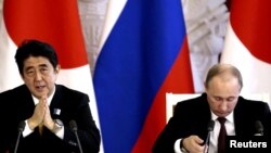 Премьер-министр Японии Синдзо Абэ и президент России Владимир Путин (справа).