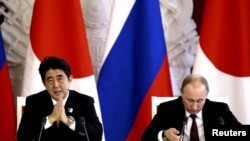 Президент России Владимир Путин (справа) и премьер-министр Японии Синдзо Абэ (слева). Москва, 29 апреля 2013 года. 