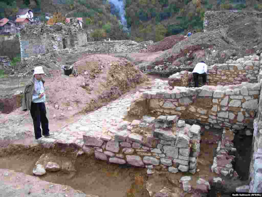 Arheološka istraživanja vršena su u objektu starog grada Srebrenik i pronađeno je više prostorija, predmeta od gline i đuladi koja su služila u svrhu odbrane grada.