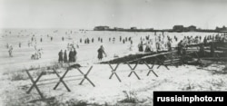 Bolshevik fighters, some dressed in white cloaks for camouflage, arrive on the outskirts of Kronstadt.