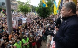П’ятий президент України Петро Порошенко виступає біля Печерського районного суду. Київ, 18 червня 2020 року