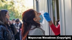 Një qytetare e Bullgarisë duke u testuar për koronavirus.