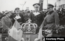 Regele Mihai I al României, alături de oficiali germani. În prim plan, ambasadorul nazist, Manfred von Killinger, în plan secund, mareșalul Ion Antonescu. Cel mai probabil în iarna lui 1942.
