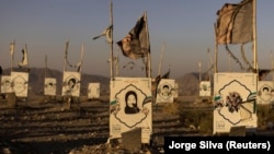 مقبره های تعدادی از هزاره ها که در حملات پی در پی در سال گذشته در افغانستان به ویژه در کابل کشته شده اند 