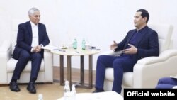 Инвестициялар ва ташқи савдо вазири Сардор Умурзоқов ИҲТнинг бош котиби Хусрав Нозирий билан, Тошкент, 2021 йил 24 октябри