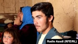 Ahmad Zia, 14-godišnjak koji je jedini zarađivao novac za svoju širu porodicu od 30 članova u provinciji Gor, izgubio je posao vodonoše afganistanskih snaga sigurnosti.