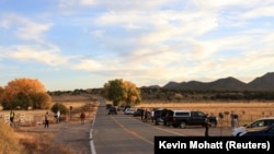 Mediat mblidhen pranë portës së vendit ku po xhirohej filmi "Rust" në Nju Meksiko më 22 tetor 2021.
