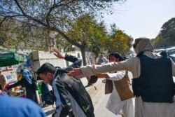 حمله یکی از اعضای طالبان به خبرنگاری که تظاهرات زنان را پوشش می‌داد.