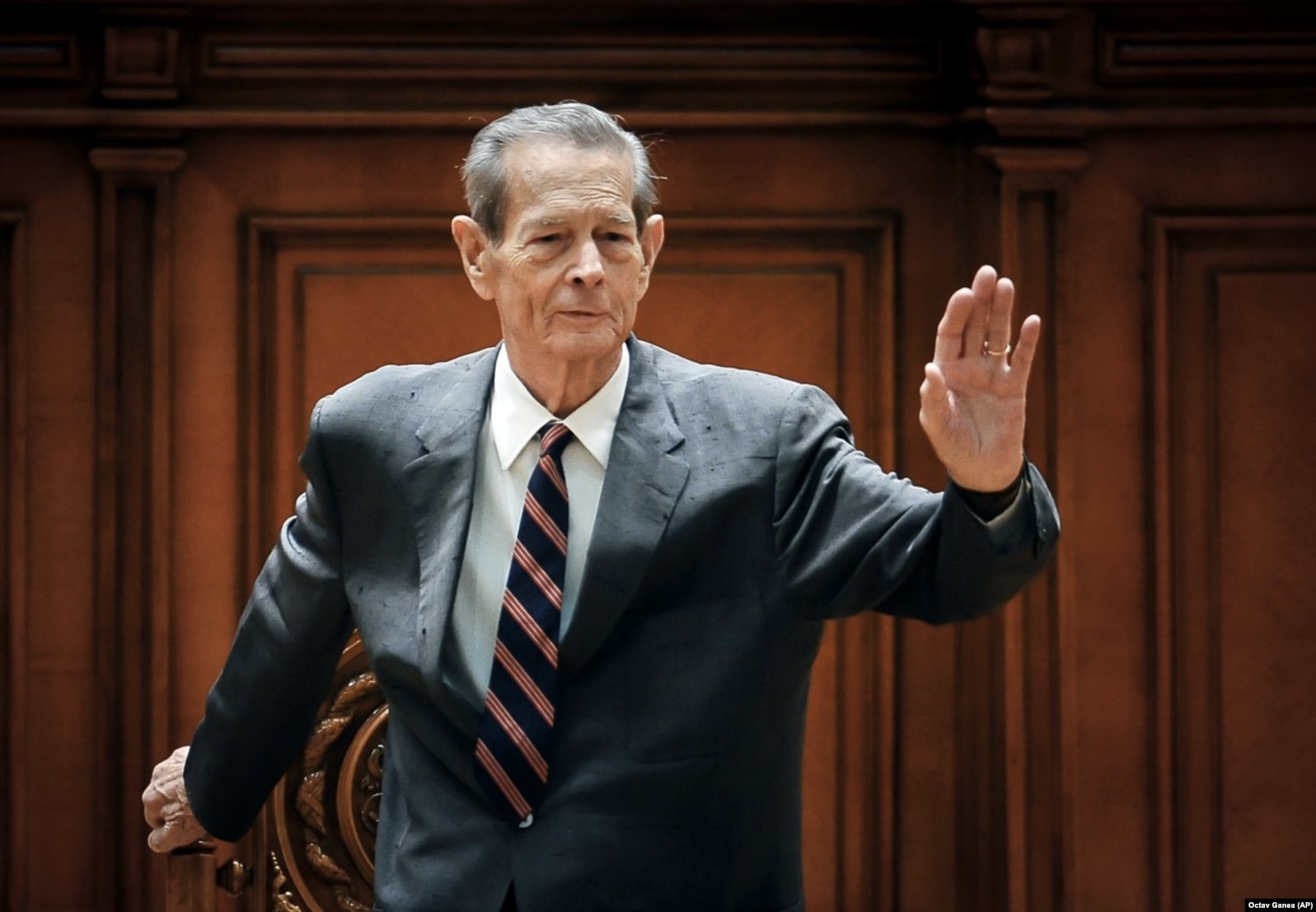 Regele Mihai, în Parlamentul României, după ce a susținut discursul - 25 octombrie 2011