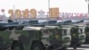 Vojna vozila nose hipersonične rakete DF-17 na vojnoj paradi kineske vojske Trgu Tjenanmen, Peking, 1. oktobar 2019.