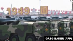 Vojna vozila nose hipersonične rakete DF-17 na vojnoj paradi kineske vojske Trgu Tjenanmen, Peking, 1. oktobar 2019.